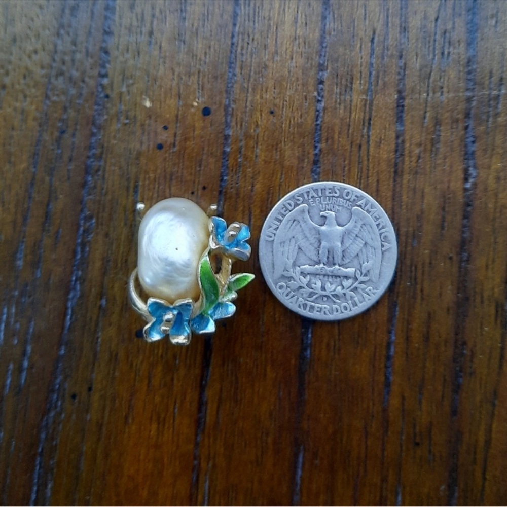 Vintage large pearl flowers clip on earrings - Picture 4 of 8